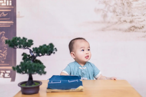开原怀孕肚子中间凹两边凸